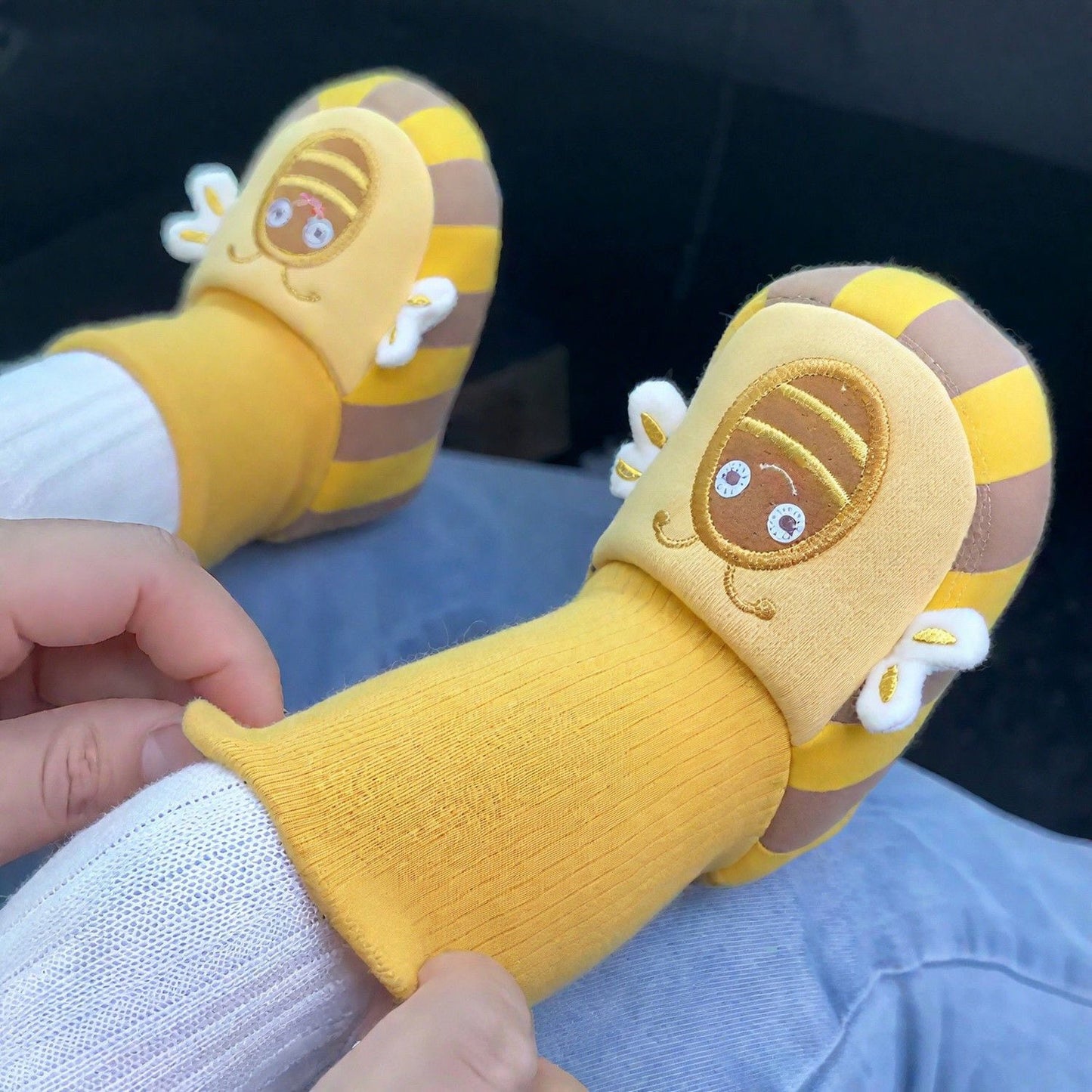 ふわふわのベビーソックスシューズ – あたたかく、滑り止め付きで快適